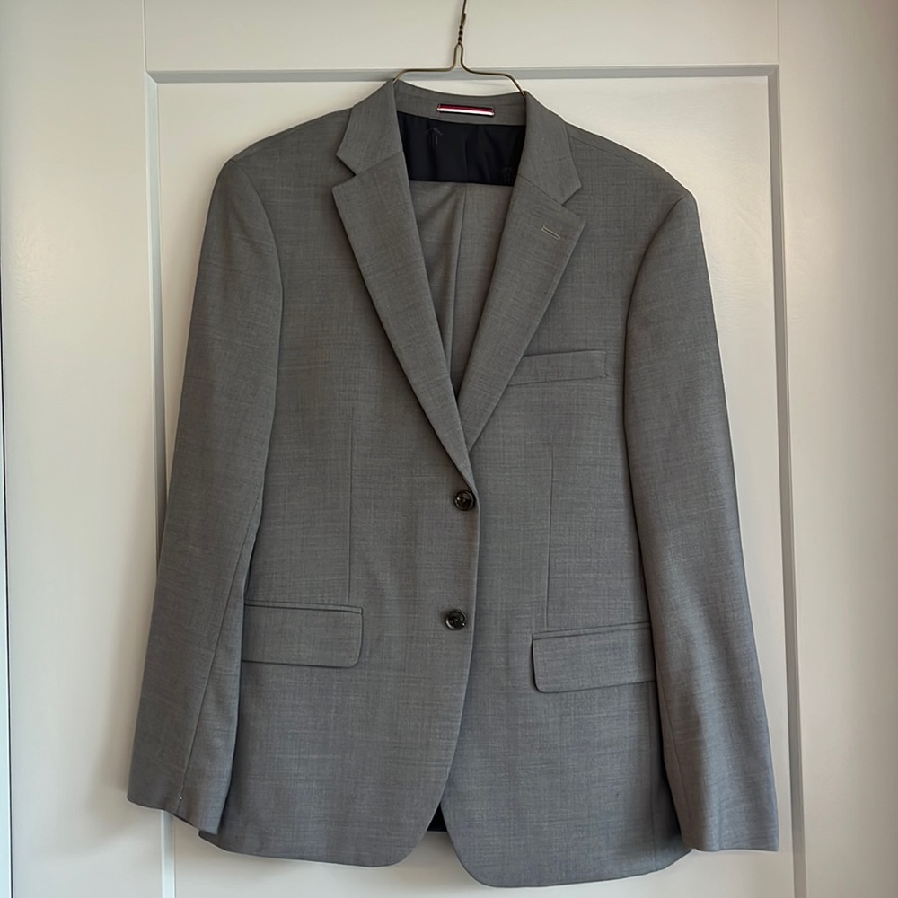 Tommy Hilfiger FULL grey suit. Never been worn, in perfect condition!